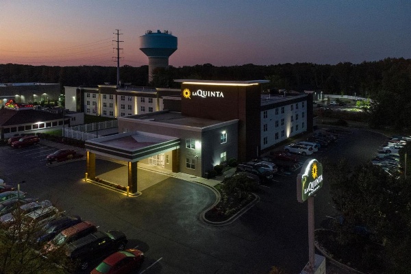 La Quinta Inn & Suites by Wyndham Lexington Park image 1