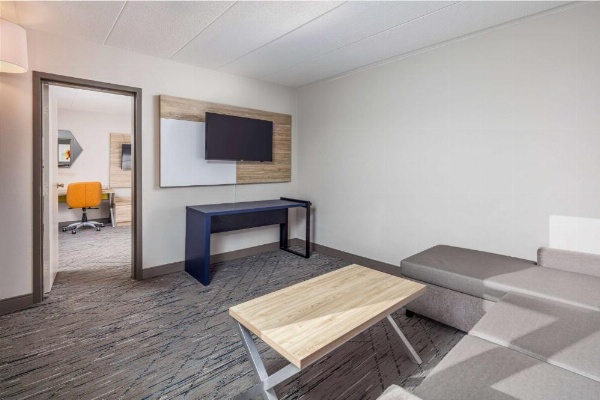 La Quinta Inn & Suites by Wyndham Lexington Park image 18