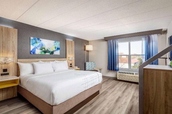 La Quinta Inn & Suites by Wyndham Lexington Park image 3